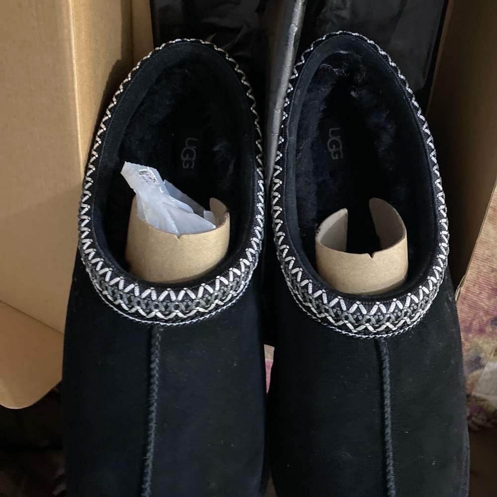 Hello, it is a men's shoe, size 12, new, never used, from the ugg brand. - Picture 12 of 14